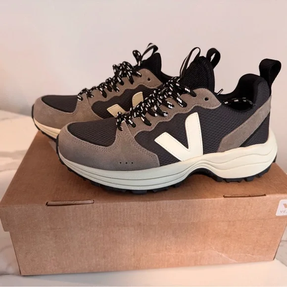 Veja Venturi Black and White Sneakers Sz 7 - Picture 2 of 9